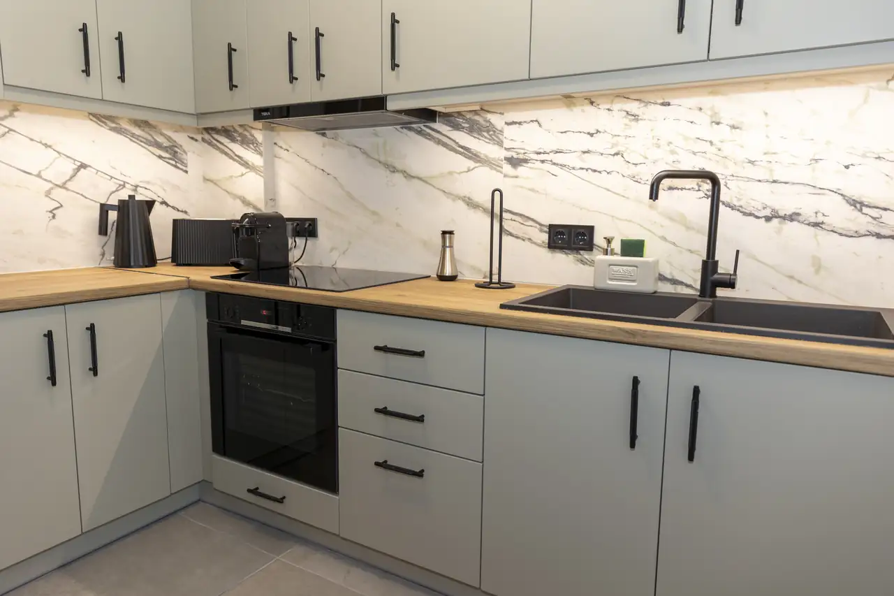 Kitchen with marble backsplash
